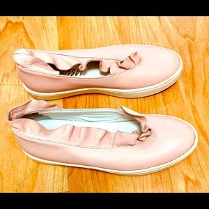 Mimosa shoes size 37 but 38 can wear it too. It is stretching. Pink